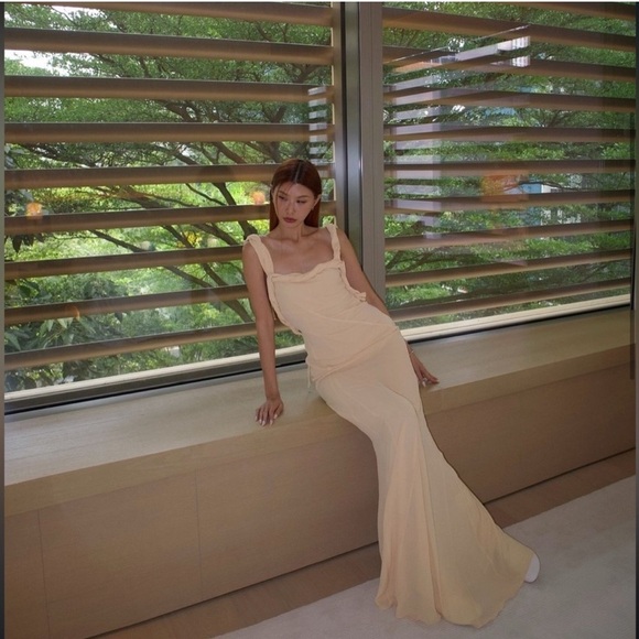 ❌SOLD❌H&M Studio Collection TWIST-DETAIL CRINKLED DRESS in Pastel Yellow - Picture 7 of 16